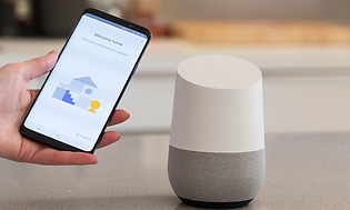 smarttelefon med app brukes opp mot google home