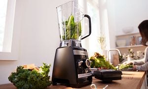 Bosch - Blendere - Bosch blender på kjøkkenbenk og fylt med grønne grønnsaker