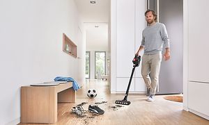 Bosch - Støvsugere - Mann som støvsuger gulvet med Bosch støvsuger
