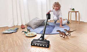 Bosch - Støvsugere - Et barn som støvsuger gulvet med en Bosch-støvsuger