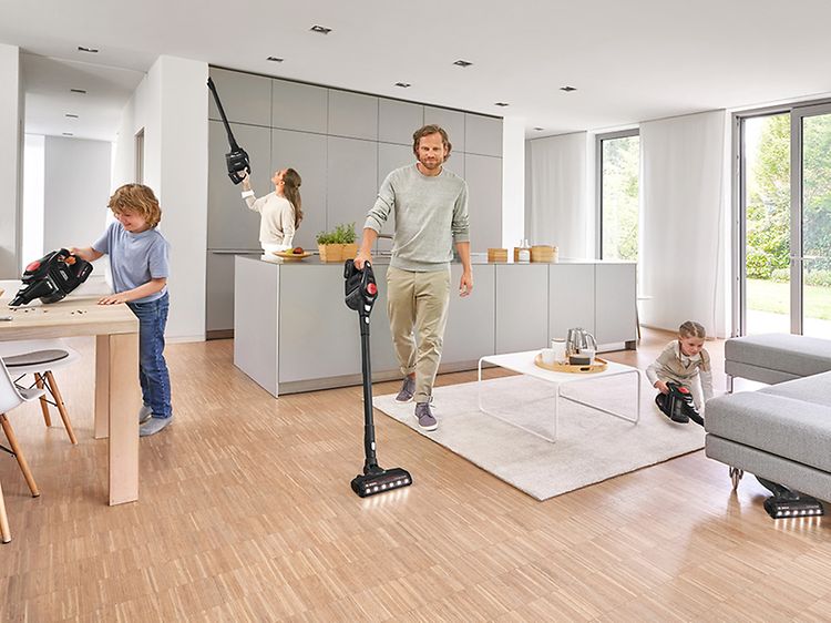 Bosch - Støvsugere - Ulike familiemedlemmer støvsuger gulvet med Bosch støvsuger