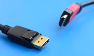 Nærbilde av DisplayPort- og HDMI-kabler