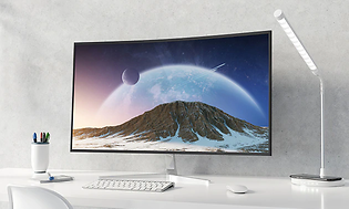 PC-skjerm som viser bilde av fjell og planeter