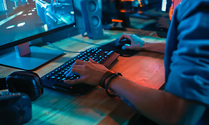 Nærbilde av mann som spiller PC-spill