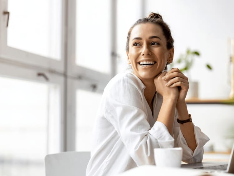 B2B - Make your home office more efficient - A smiling woman in front of her laptop