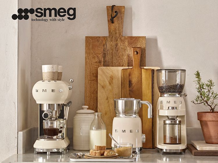 Smeg kaffetrakter, melkeskummer og kaffekvert på kjøkkenbenk