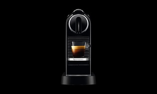 Nespresso Original kaffemaskin på svart bakgrunn