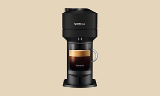 Nespresso Vertuo kaffemaskin på beige bakgrunn