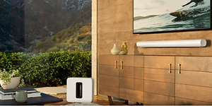 Hvit Sonos Arc og Sonos Sub i stue med TV