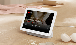 Google-Nest Hub på bord viser YouTube