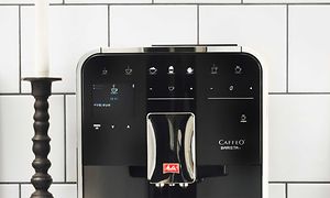 Melitta Barista T Smart epressomaskin ved siden av lysestake