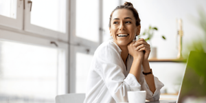B2B - Make your home office more efficient - A smiling woman in front of her laptop Teaser 1000x500