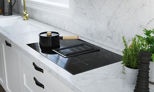 Epoq Shaker Classic White kjøkken med skinnhåndtak, messingvask