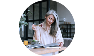 Woman eating salad whilst reading