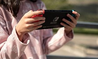 Nintendo: Jente som spiller på Nintendo Switch spillkonsoll