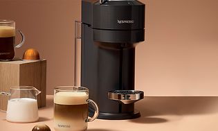 Nespresso Vertuo kaffemaskin, kaffedrikker og en kaffekapsel