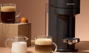 Nespresso Vertuo kaffemaskin, kaffedrikker og en kaffekapsel