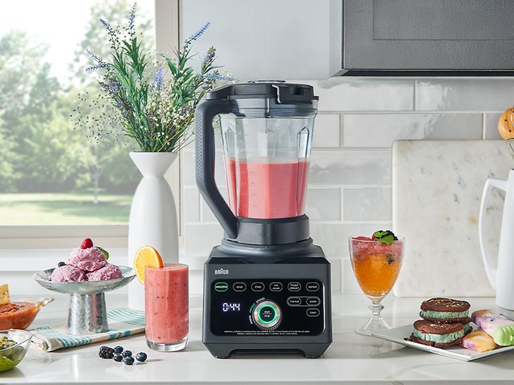 Nærbilde av Braun TrForce Power blender og forskjellige drinker og iskrem