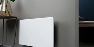 Adax Neo WiFi veggmontert på grå vegg
