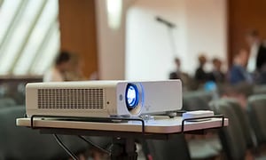 Projektor for presentasjoner på møterom eller i klasserom