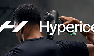 Mann som bruker en Hyperice Hypervolt massasjepistol og Hyperice-logoen