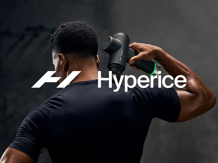 Hyperice-logo på toppen av en mann som bruker Hypervolt-massasjepistol