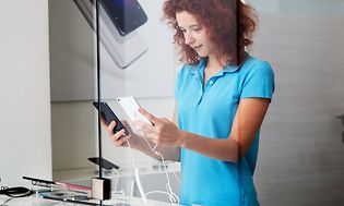 Telecom - Change Android old to new - A woman comparing phones in a store