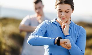 Telecom - Workout - woman and man checking their pulses with heart rate monitors