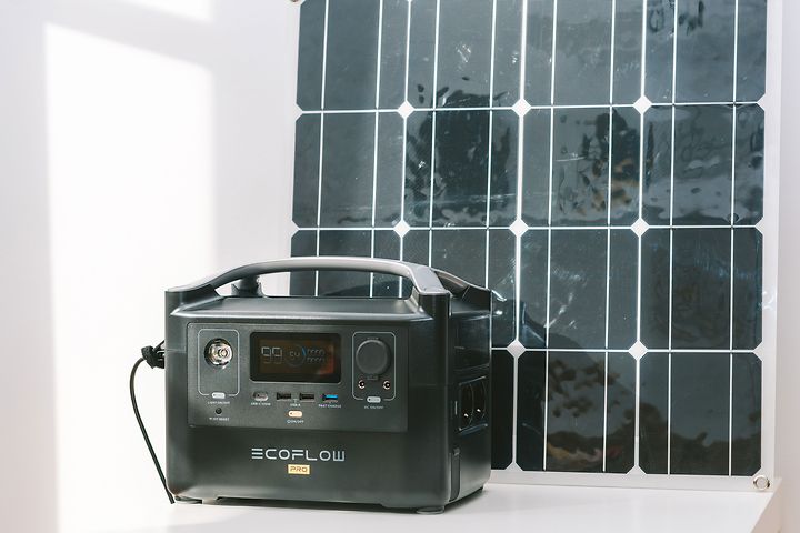 Charging Ecoflow River Pro Portable Power Station with solar panel