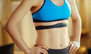 Telecom - How to connect your heart rate belt to your sports watch - A heart rate belt on a woman