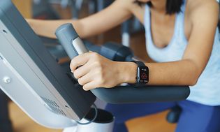 Telecom - How to connect your heart rate belt to your sports watch - A woman on an exercise bike