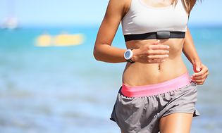 Telecom - How to connect your heart rate belt to your sports watch - A woman running with a heart rate belt on