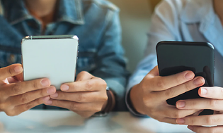 Telecom - Switch phones - Three teenagers using phones at a table - mobile