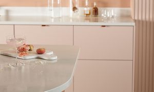 Epoq Trend Blush & Trend Sienna kjøkken med hyller fulle av glass