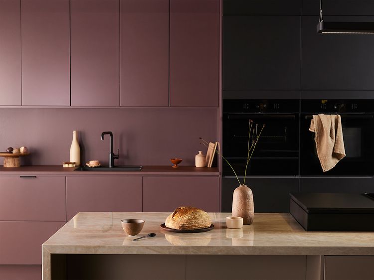 Epoq Trend Burgundy, Trend Sand og Pure Matt Black kjøkken med kjøkkenøy