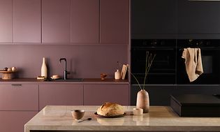 Epoq Trend Burgundy, Trend Sand og Pure Matt Black kjøkken med kjøkkenøy