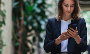 B2B - Mobile Device Management - A woman with her mobile her mobile phone (3200x1800)