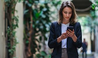 B2B - Mobile Device Management - A woman with her mobile her mobile phone (1000x500)