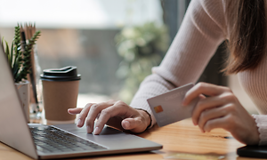 B2B - CS - Services - A woman with a credit card in front of her laptop