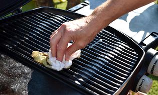 Hand cleaning grill