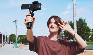 En gutt som bruker Sony ZV-1F kamera til vlogging