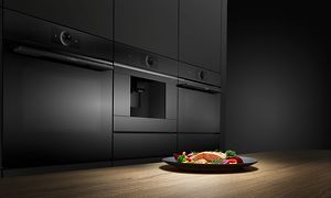 Bosch accent line-stekeovner i karbonsvart farge og en tallerken laks med grønnsaker