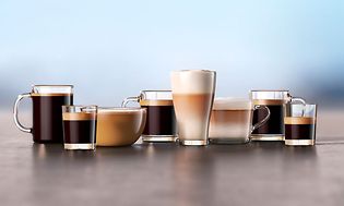 Forskjellige glass og kopper fylt med ulike kaffedrikker