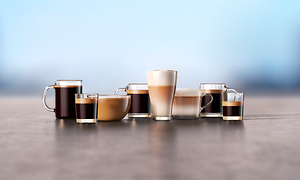 Forskjellige kaffedrikker laget med Philipps espressomaskin i ulike kaffekopper og glass