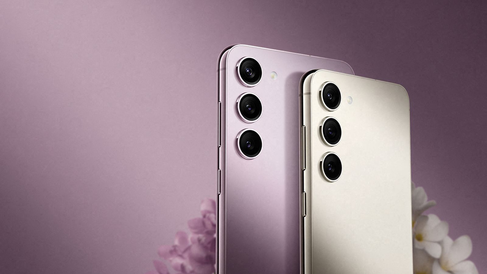 Samsung Galaxy S23 og S23+ på lilla bakgrunn
