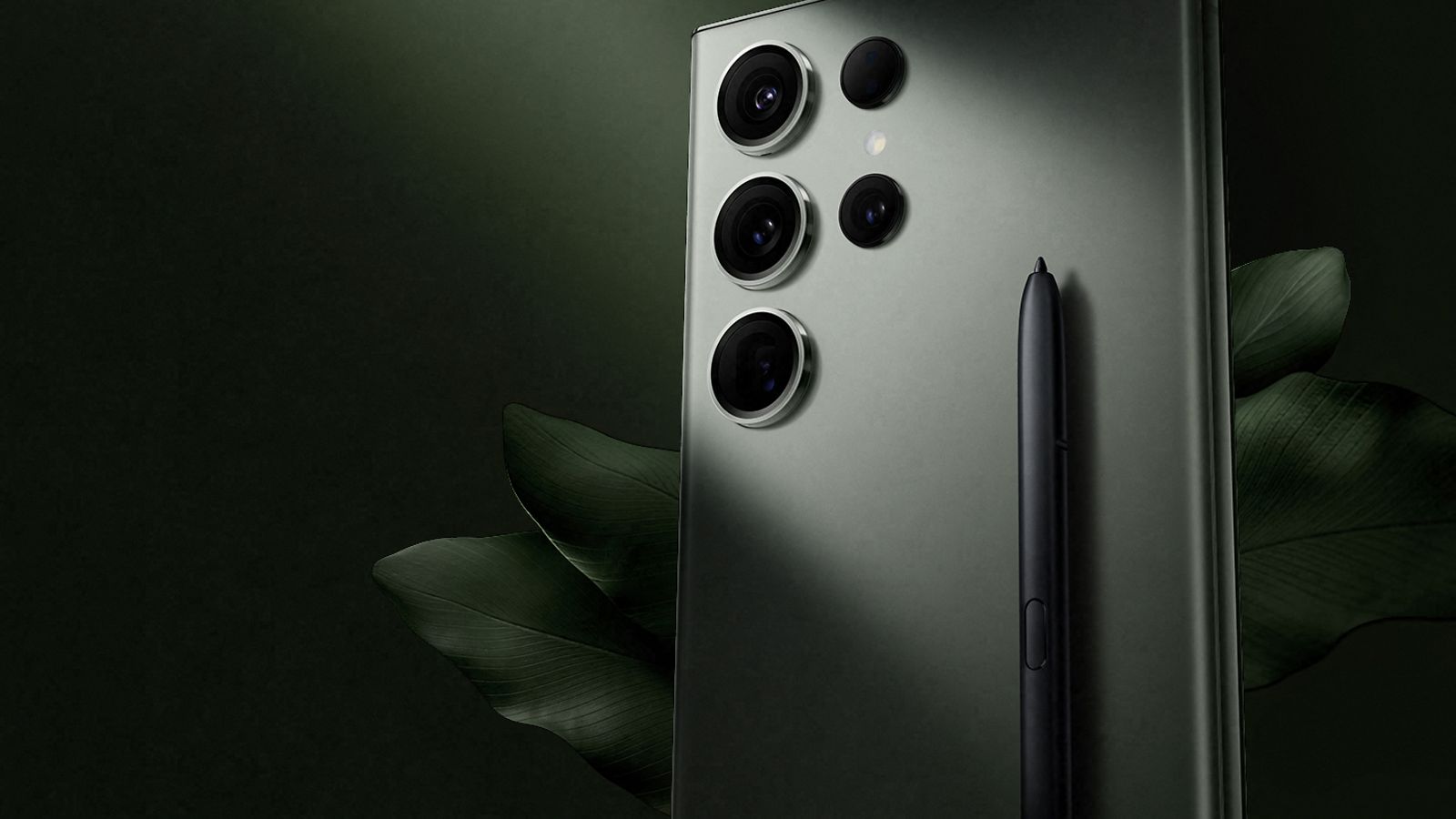 Samsung Galaxy S23 Ultra på en mørkegrønn bakgrunn