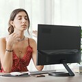Inneklima: Kvinne som kjøler seg ned med vifte på kontoret