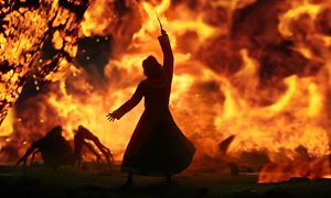 Skjermbilde fra spillet Hogwarts Legacy som viser kamp mot en edderkopp rundt flammer