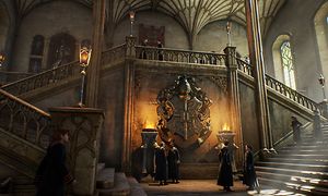Skjermbilde fra spilelt Hogwarts Legacy som viser Inngangspartiet til Galtvort og elever