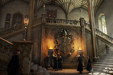 Skjermbilde fra spilelt Hogwarts Legacy som viser Inngangspartiet til Galtvort og elever
